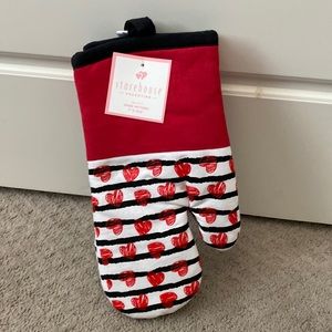 2 heart oven mitts